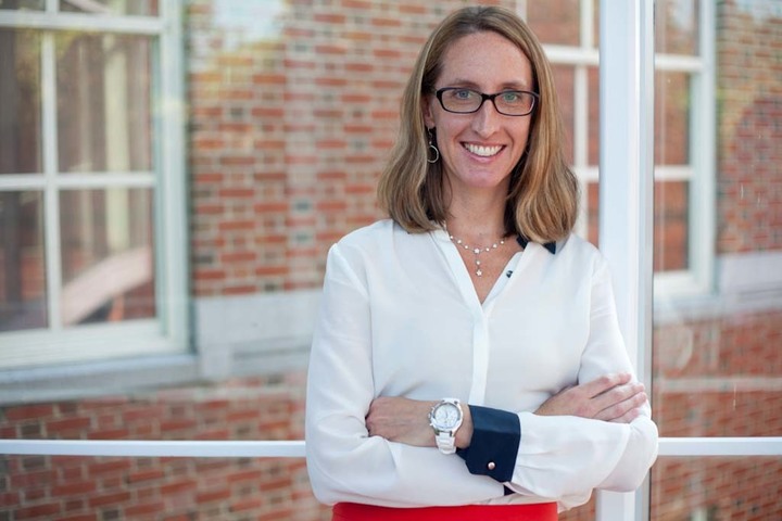 Leslie Robinson of Dartmouth's Tuck School of Business is among the 40 best business school profs under 40