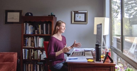 Stanford GSB accounting professor Lisa De Simone teaching remotely from her home